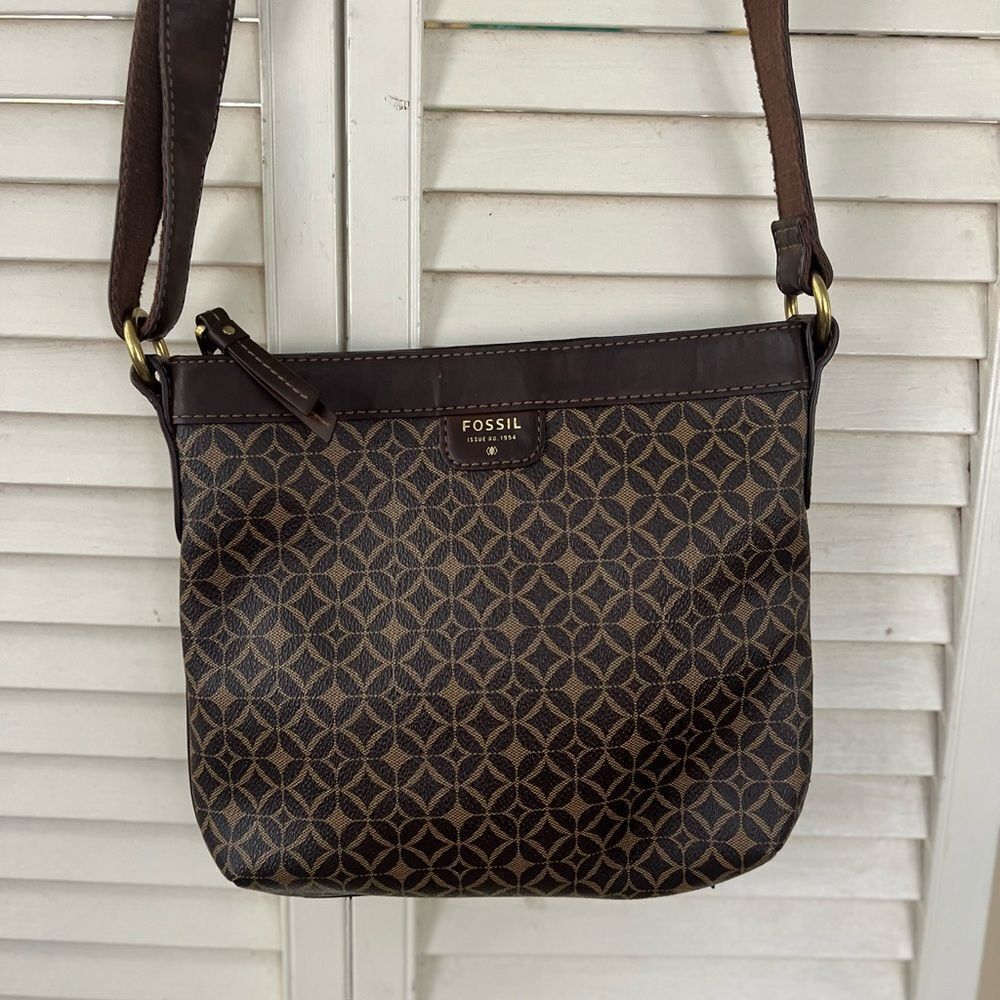 Fossil Brown Crossbody Bag with Adjustable Strap and Geometric Pattern